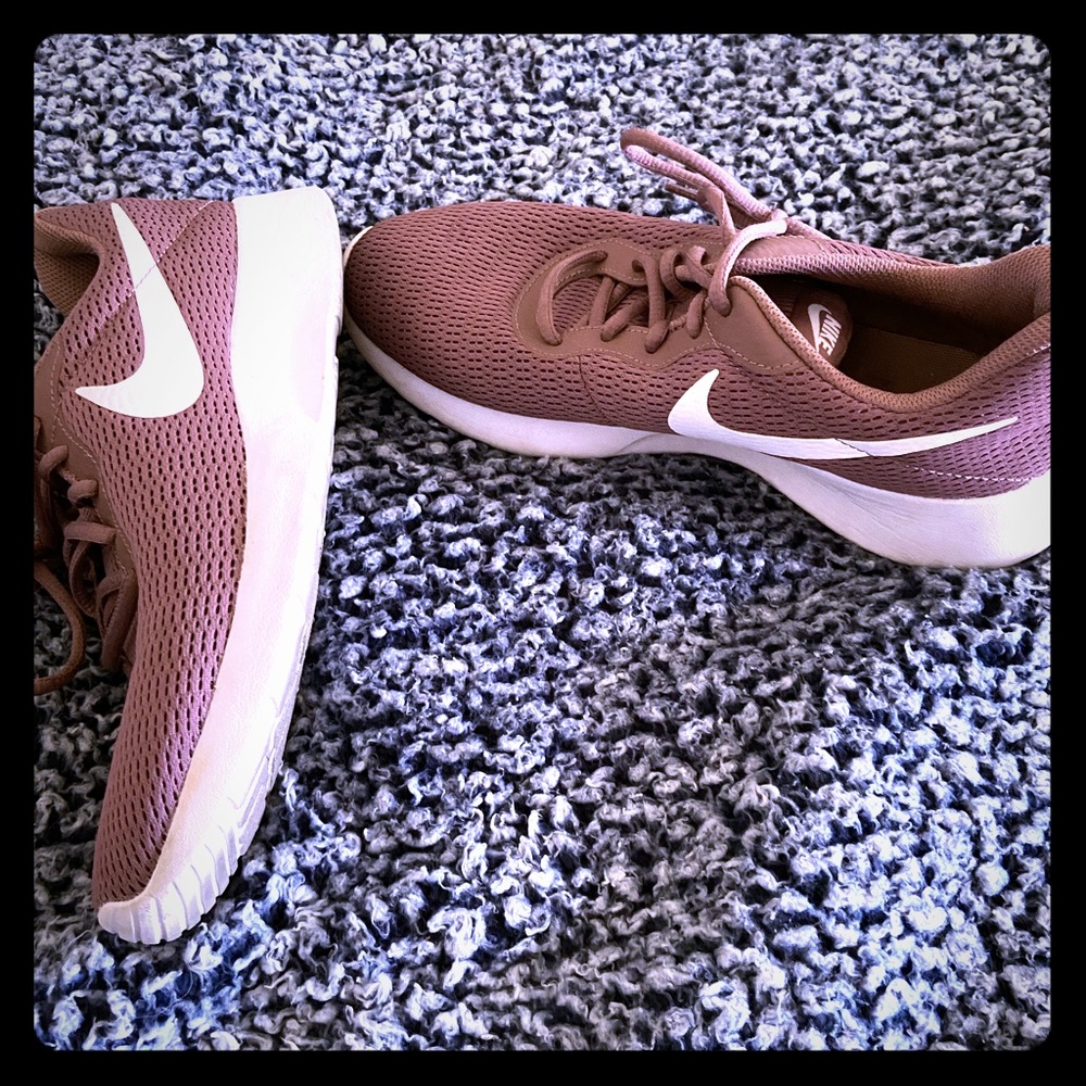 NIKE TANJUN athletic shoe (women’s 9.5)